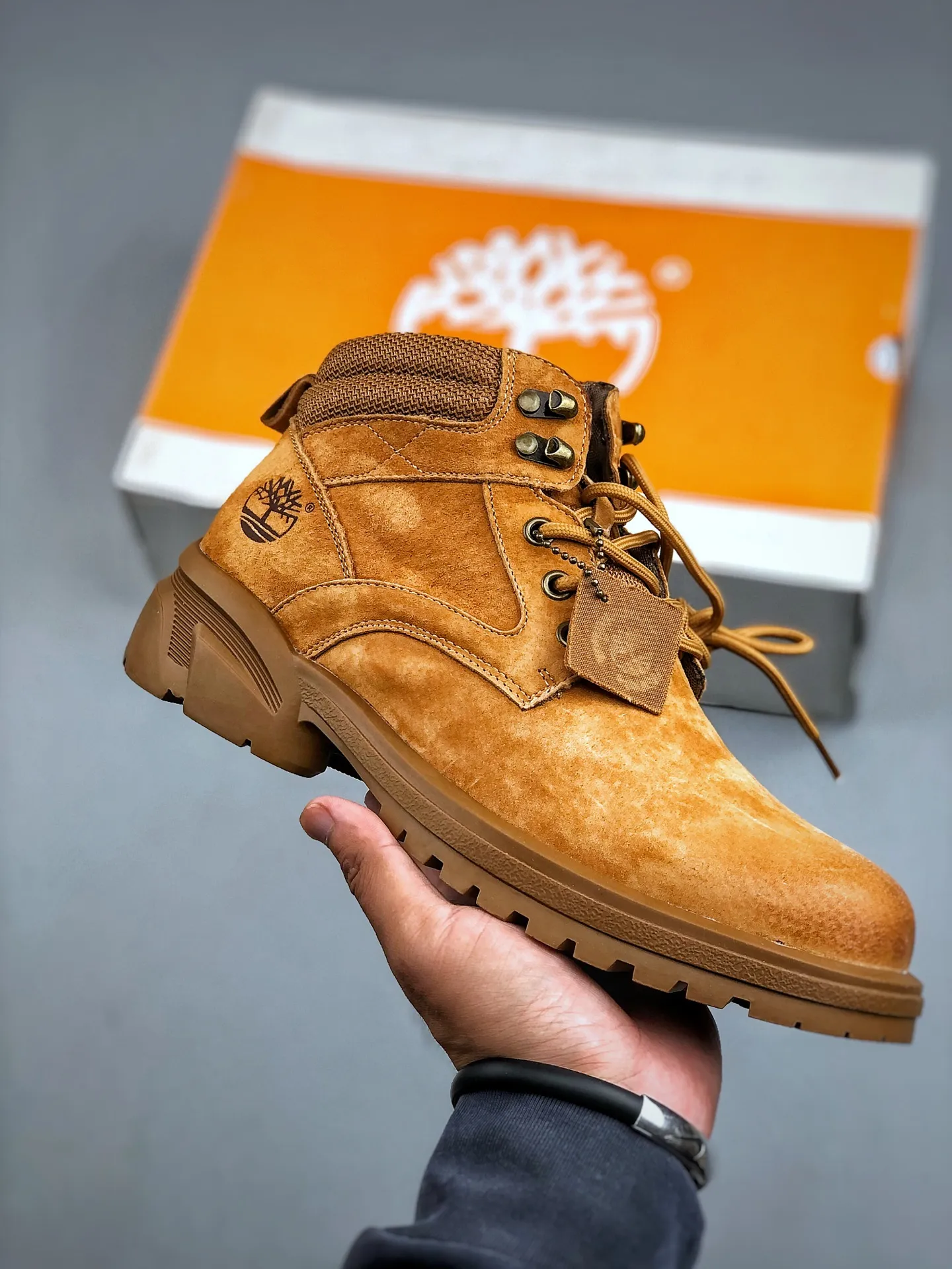 Local self-pickup 💰560 supports store release. New goods 🚀Timberland Timberland outdoor mid-top casual rhubarb boots series. Guangdong factory quality. Original box and original packaging. The fabric is made of Italian 🇮🇹 top-grade frosted fine-grained cowhide. It is paired with anti-odor and anti-corrosion genuine leather latex insoles to give you a perfect wearing experience. High-quality and durable. A must-have for sportsmen. Specially designed to handle handsomeness. High-quality and first-class foot feel. Size: 38-44 (leather shoe size)
